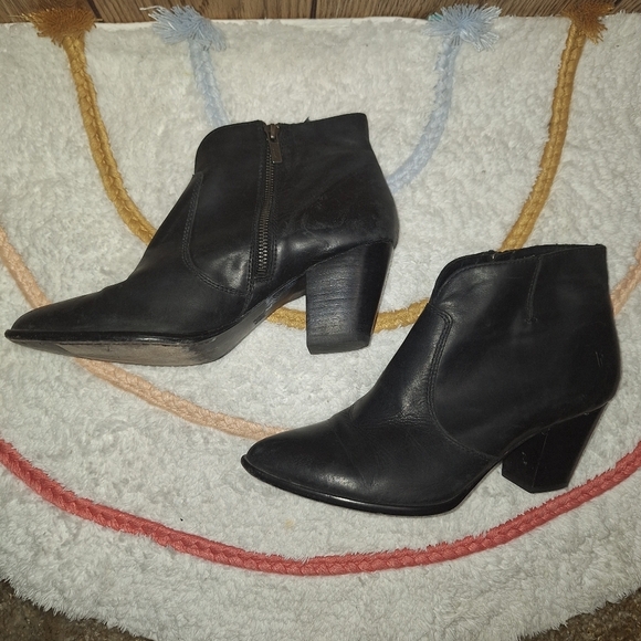 FRYE Jennifer Black Leather Ankle Side Zip Booties boots Size 9.5 M - Picture 1 of 8